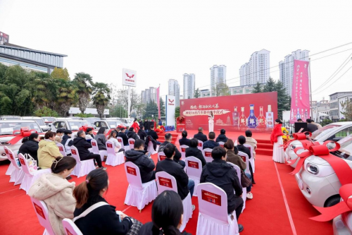 西​北、江苏劲刮郎酒百车献礼风暴 西安、渭南、南通接连集中交车！